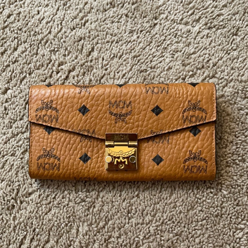 MCM Signature Wallet